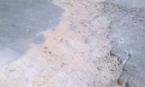 தோண்டப்பட்ட சாலையால் வாகன ஓட்டிகள் அவதி