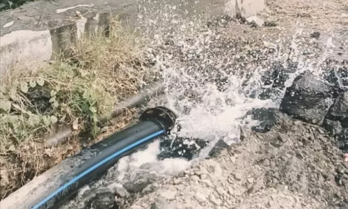 குழாய் உடைந்து வீணாகும் குடிநீர்