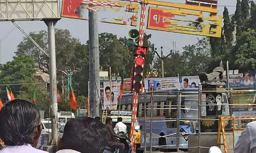 முறிந்து விழும் நிலையில் சிக்னல் கம்பம்