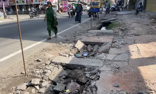 சேதமடைந்த சிமெண்டு சிலாப் சேதமடைந்த சிமெண்டு சிலாப்