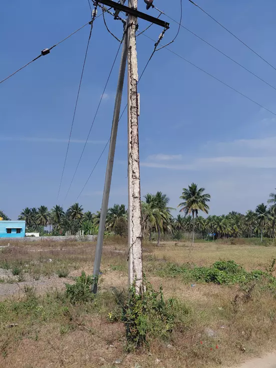 சேதமடைந்த மின்கம்பம் சேதமடைந்த மின்கம்பம்