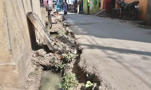 கழிவுநீர் கால்வாய் கட்ட வேண்டும்