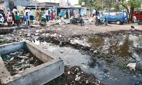 பொய்கை வாரச்சந்தையில் தேங்கும் கழிவுநீர்