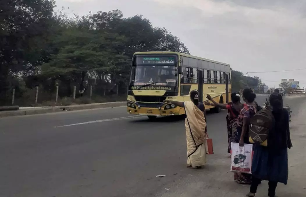 பஸ்கள் நிற்காததால் பயணிகள் அவதி பஸ்கள் நிற்காததால் பயணிகள் அவதி