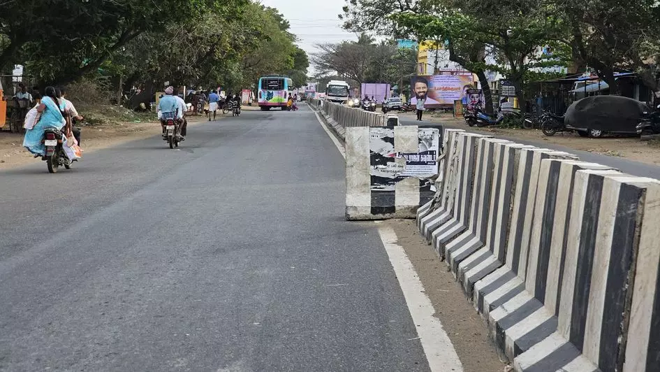 தடுப்புகட்டையால் விபத்து அபாயம் தடுப்புகட்டையால் விபத்து அபாயம்