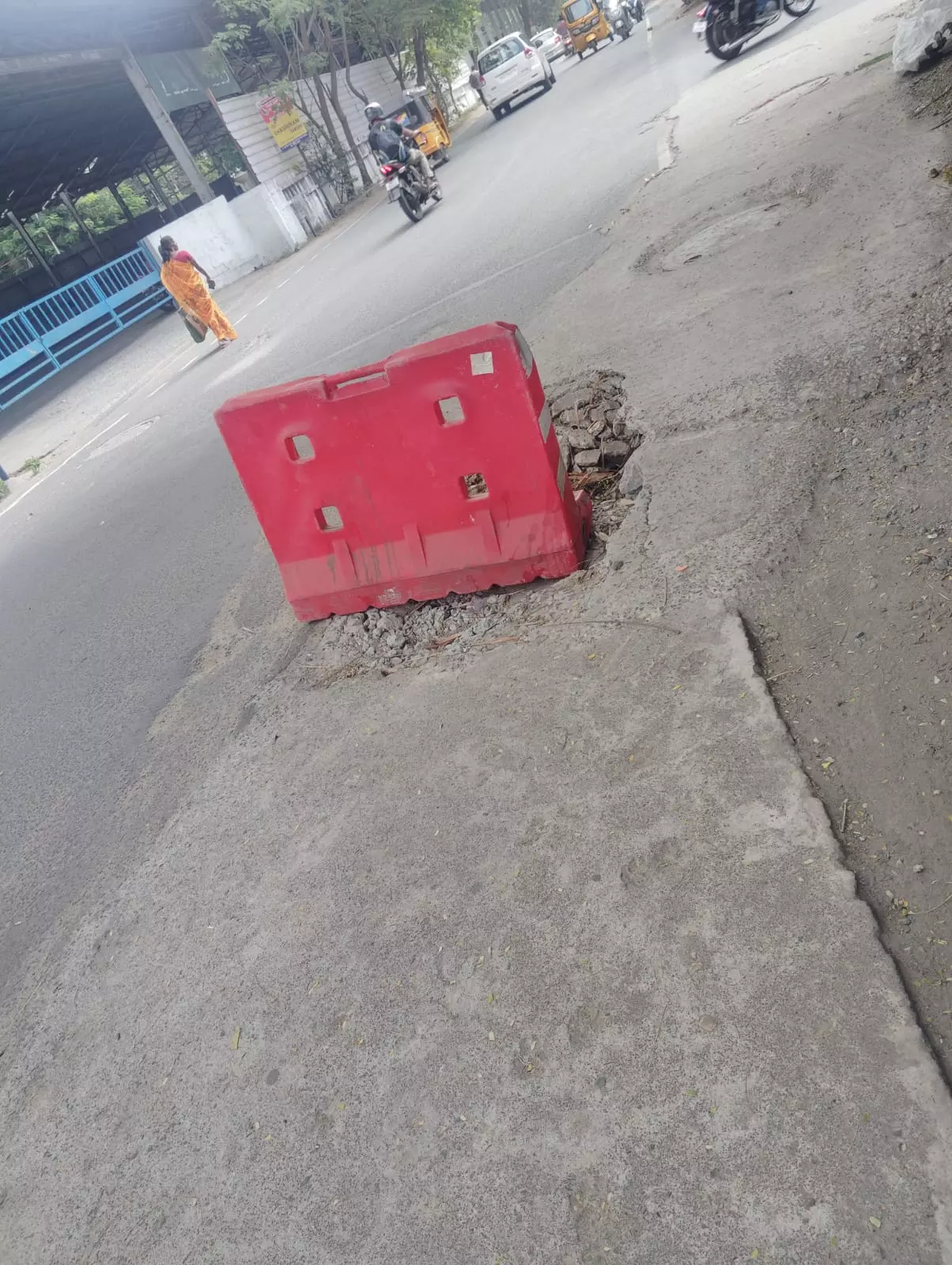 சிதலமடைந்த மழைநீர் வடிகால் மூடி