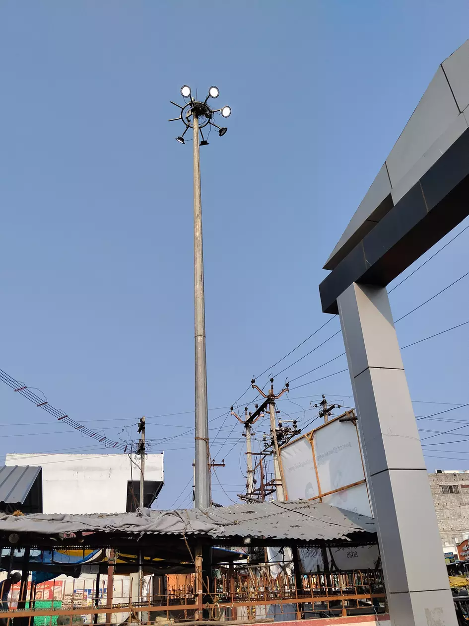 பகலில் பிரகாசிக்கும் தெருவிளக்குகள் பகலில் பிரகாசிக்கும் தெருவிளக்குகள்