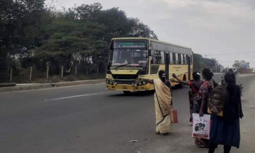 பஸ்கள் நிற்காததால் பயணிகள் அவதி பஸ்கள் நிற்காததால் பயணிகள் அவதி