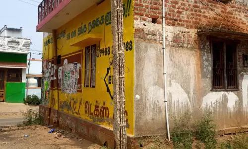 முறிந்து விழும் நிலையில் மின்கம்பம்