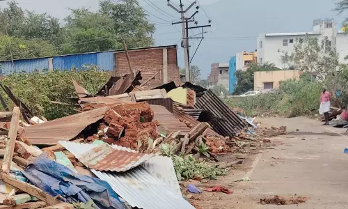 அகற்றப்படாத கட்டிட கழிவுகள்