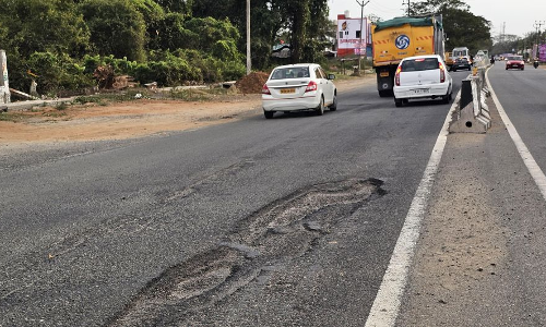 குண்டும், குழியுமான சாலை குண்டும், குழியுமான சாலை