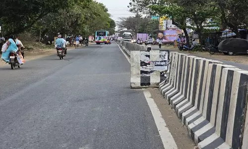 தடுப்புகட்டையால் விபத்து அபாயம் தடுப்புகட்டையால் விபத்து அபாயம்