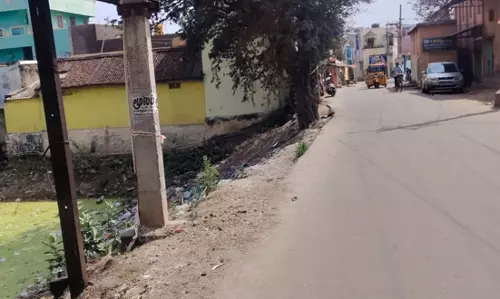 குளத்தையொட்டி தடுப்புச்சுவர் கட்டப்படுமா?