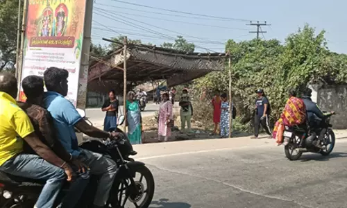 பயணிகள் நிழற்குடை அமைக்க வேண்டும்