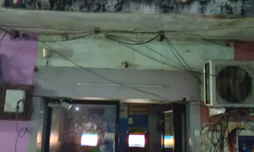 ஏ.டி.எம். மையத்தில் விளக்குகள் எரியவில்லை ஏ.டி.எம். மையத்தில் விளக்குகள் எரியவில்லை