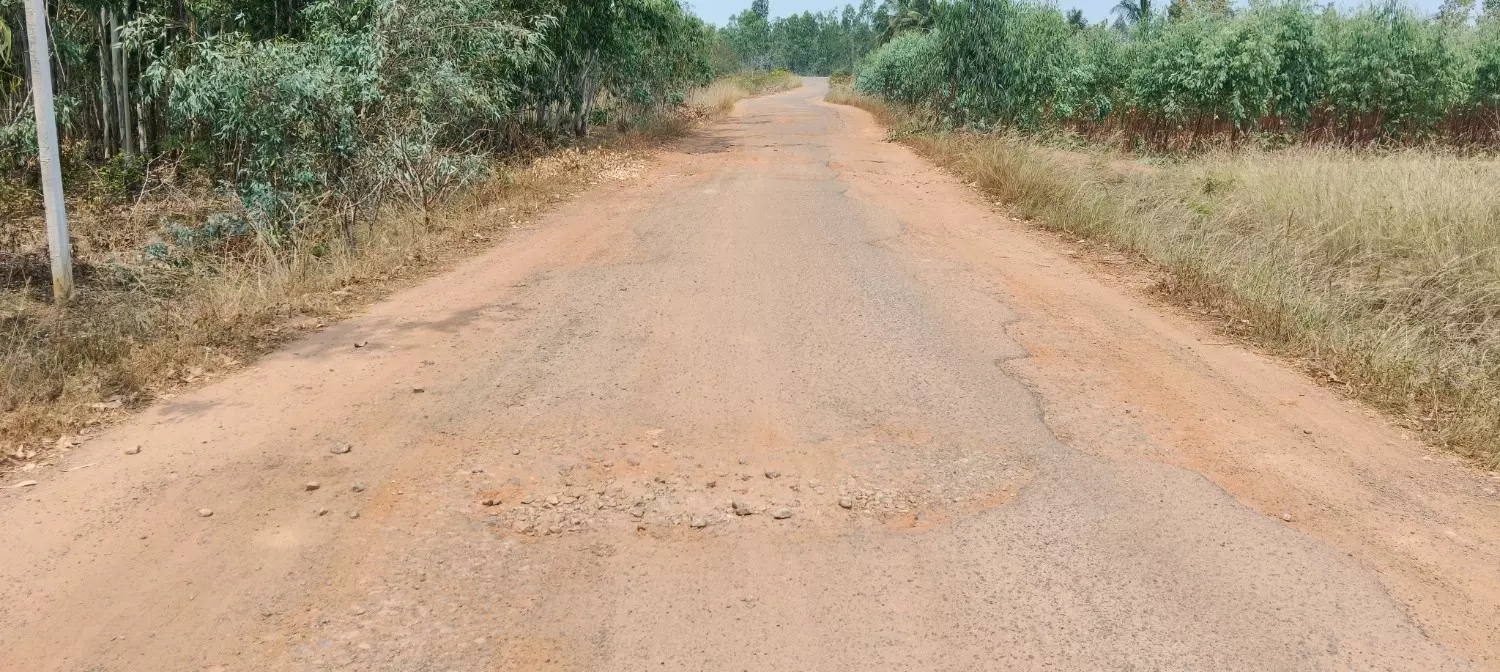 குண்டும், குழியுமான சாலை குண்டும், குழியுமான சாலை