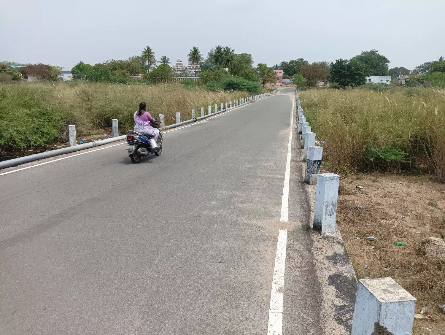 குடகனாற்று பாலத்தில் தடுப்பு கம்பிகள் அமைக்க வேண்டும் குடகனாற்று பாலத்தில் தடுப்பு கம்பிகள் அமைக்க வேண்டும்