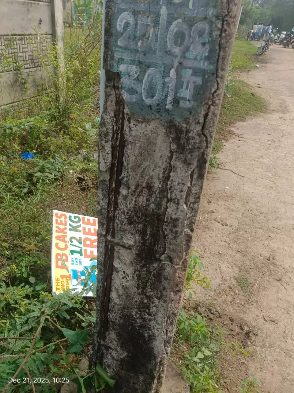 சிதலமடைந்த மின்கம்பம் சிதலமடைந்த மின்கம்பம்