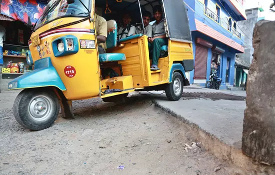 சாலையை விட உயரமான பாலம் சாலையை விட உயரமான பாலம்