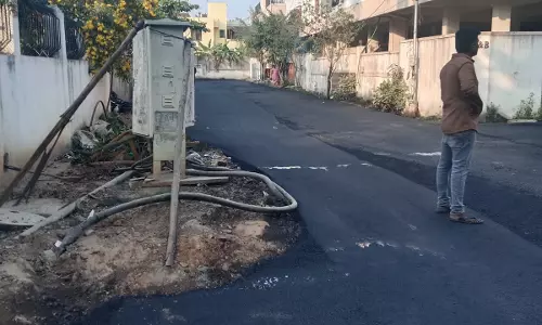 சாலையில் கிடக்கும் மின்வயர்கள் சாலையில் கிடக்கும் மின்வயர்கள்