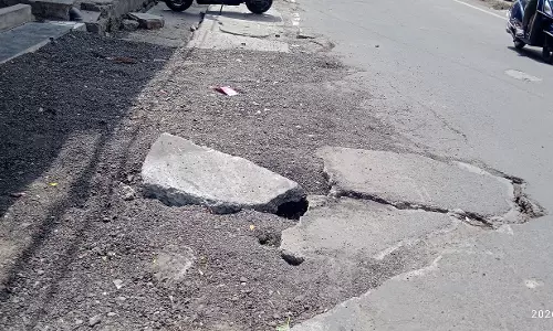 போக்குவரத்துக்கு இடையூறான பள்ளங்கள்