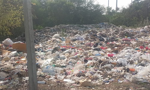 நீர்வழித்தடத்தில் கொட்டப்படும் குப்பைகள் நீர்வழித்தடத்தில் கொட்டப்படும் குப்பைகள்