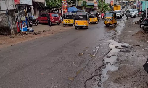 சேதமடைந்த சாலை