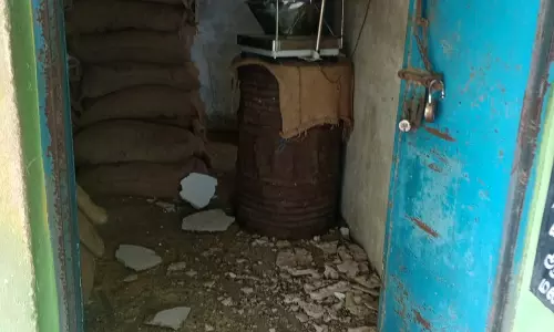 சேதமடைந்த ரேஷன் கடை