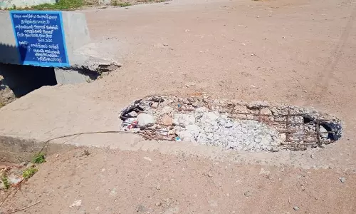 வாறுகால் பாலம் சேதம்