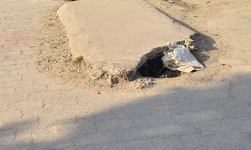 சாலை நடுவில் ராட்சத பள்ளம்