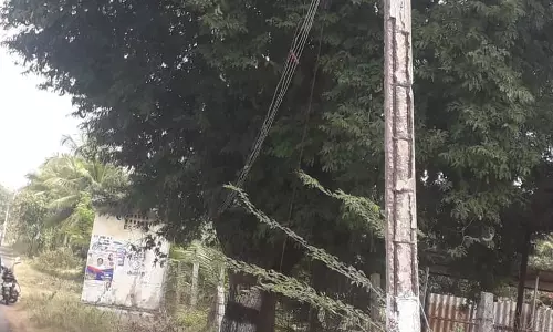 ஆபத்தான மின்கம்பம்