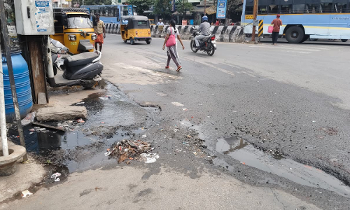 கழிவுநீர் வாய்க்காலில் அடைப்பு கழிவுநீர் வாய்க்காலில் அடைப்பு