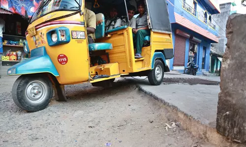 சாலையை விட உயரமான பாலம் சாலையை விட உயரமான பாலம்