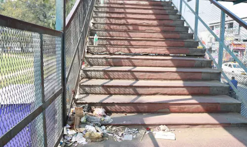 நடை மேம்பாலத்தை சுத்தம் செய்வார்களா? நடை மேம்பாலத்தை சுத்தம் செய்வார்களா?