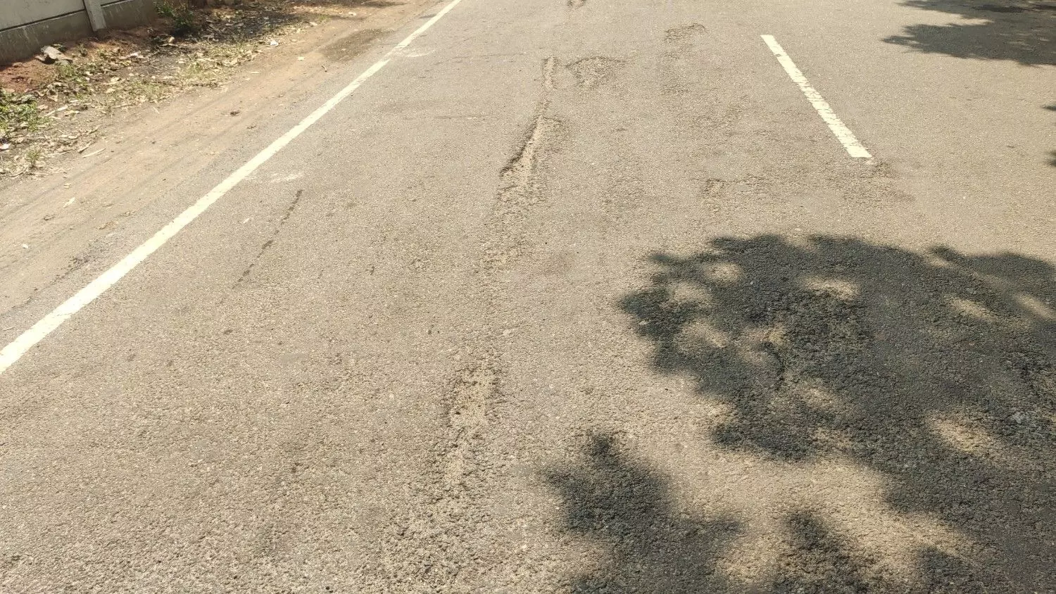 குண்டும், குழியுமான சாலை குண்டும், குழியுமான சாலை