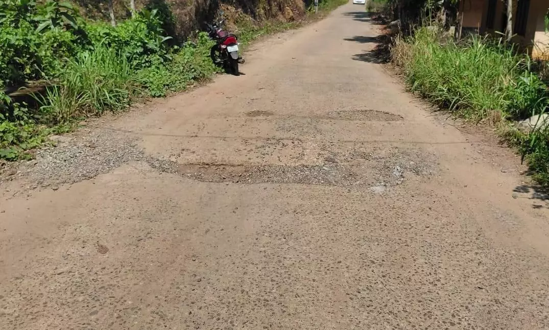 சேதமடைந்த சாலை சேதமடைந்த சாலை