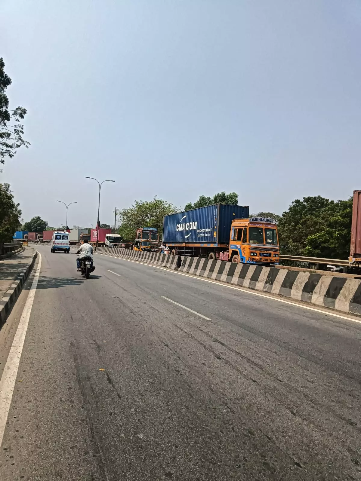 பாலத்தில் நிறுத்தப்படும் கனரக வாகனங்கள் பாலத்தில் நிறுத்தப்படும் கனரக வாகனங்கள்