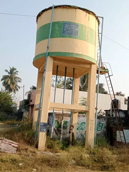 பழுதான மேல்நிலை நீர்த்தேக்கத்தொட்டி பழுதான மேல்நிலை நீர்த்தேக்கத்தொட்டி