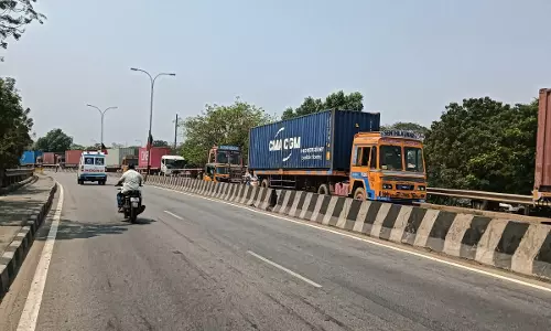 பாலத்தில் நிறுத்தப்படும் கனரக வாகனங்கள்