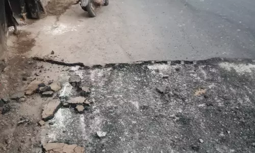 சிதலமடைந்த புதிய சாலை