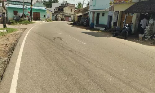 வேகத்தடை அமைக்க வேண்டும்