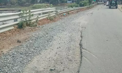 சேதமடைந்த சாலை