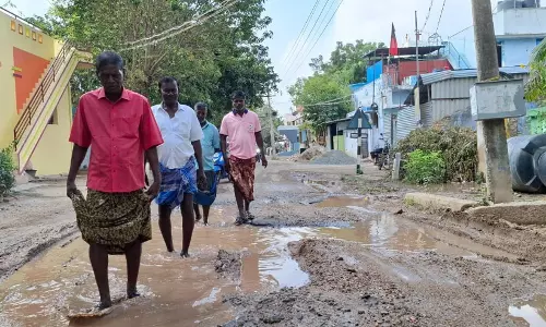 குழாய் உடைப்பால் வீணாகும் குடிநீர் குழாய் உடைப்பால் வீணாகும் குடிநீர்