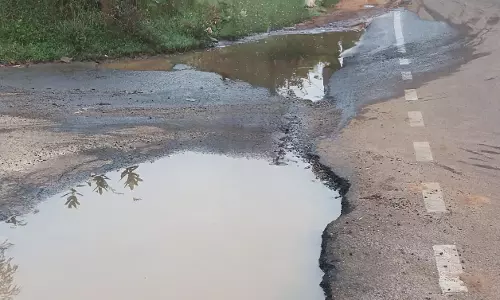 சாலையில் வீணாகும் குடிநீர் சாலையில் வீணாகும் குடிநீர்