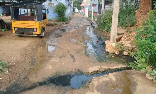 உருக்குலைந்த சாலை உருக்குலைந்த சாலை