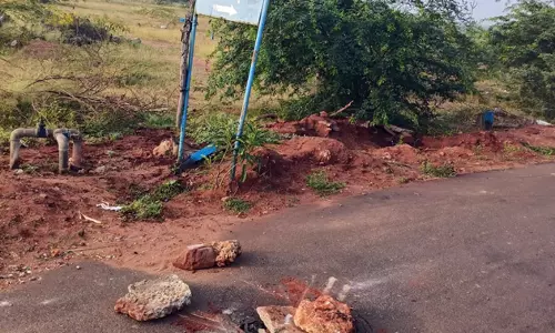 சாலை நடுவில் ராட்சத பள்ளம்