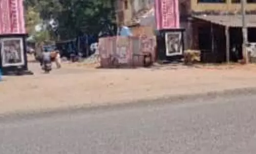 தார்சாலை அமைக்க வேண்டும்