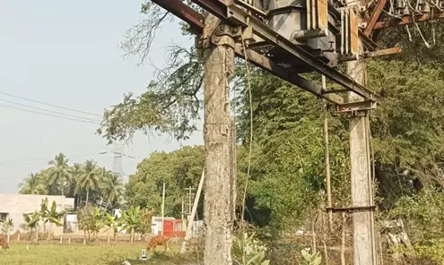 பழுதடைந்த மின்கம்பம் பழுதடைந்த மின்கம்பம்