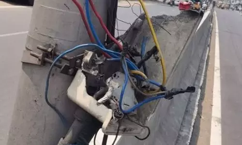 பாதுகாப்பற்ற நிலையில் மின் ஒயர்கள் பாதுகாப்பற்ற நிலையில் மின் ஒயர்கள்