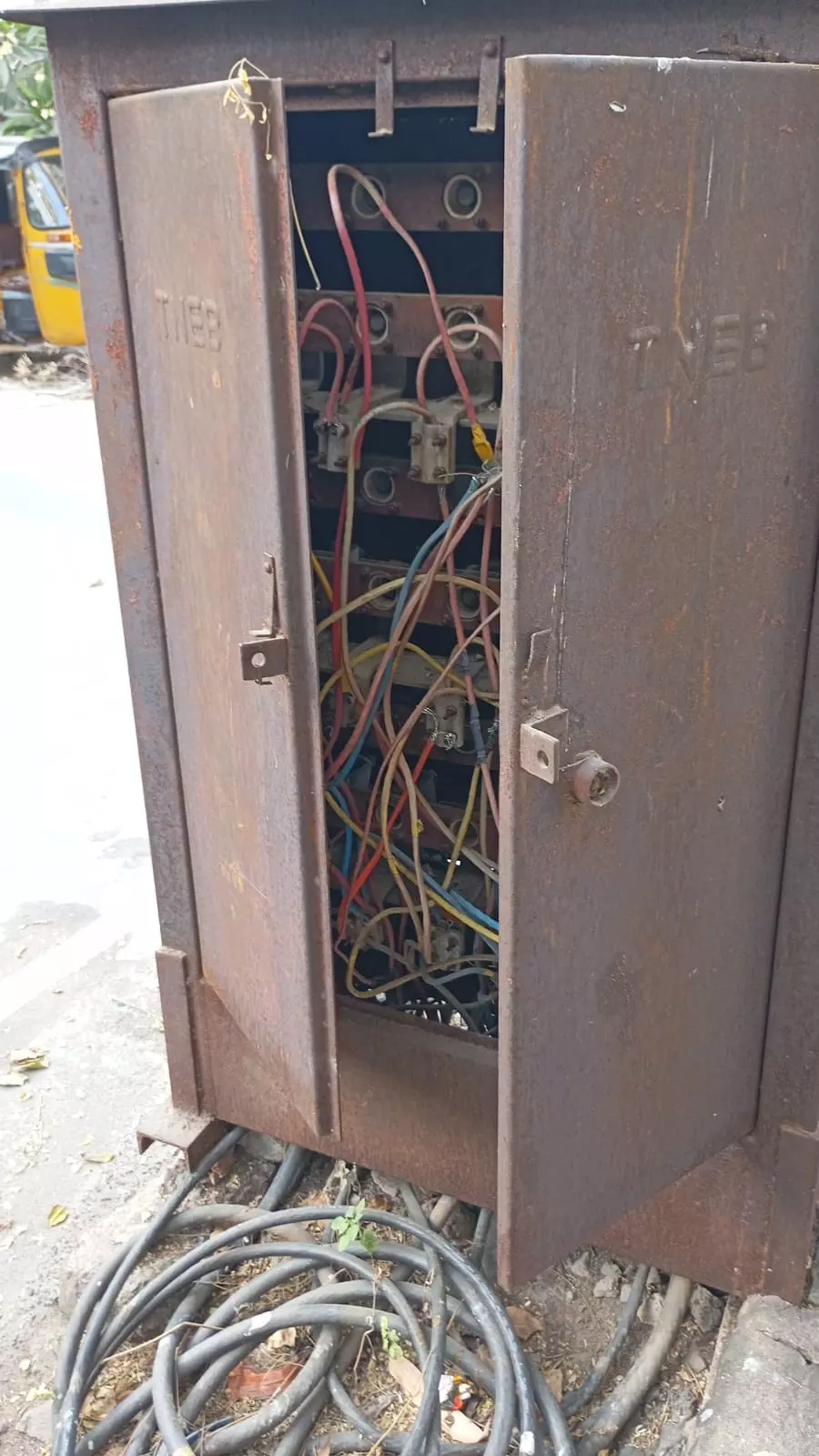 ஆபத்தான மின்பெட்டி ஆபத்தான மின்பெட்டி